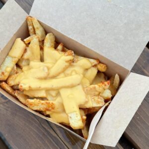 Frytki z sosem cheddar