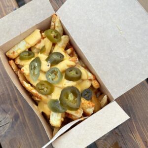Frytki z sosem cheddar i jalapeno