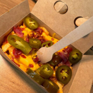 Frytki z sosem cheddar, jalapeno i bekonem